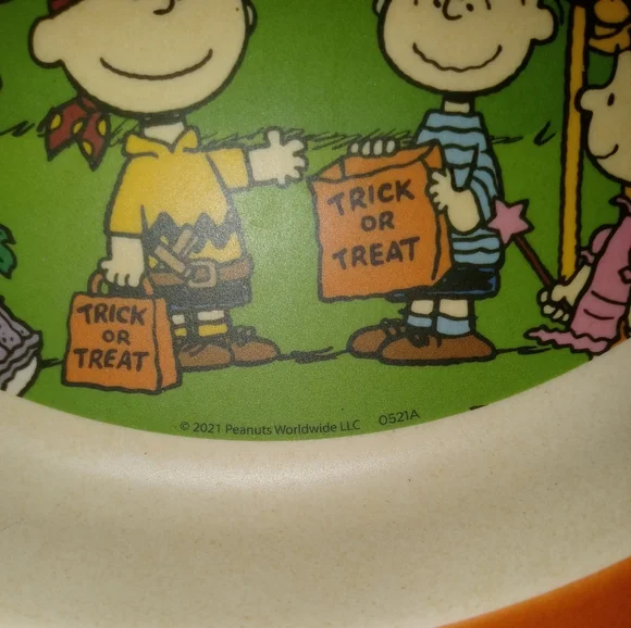 Charlie Brown Halloween plate with bonus figures - Picture 2 of 5